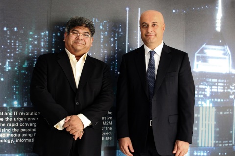 从左到右：Pacific Control Systems执行董事长兼首席执行官Dilip Rahulan和微软海湾地区总经理Samer Abu Ltaif（照片：ME NewsWire）