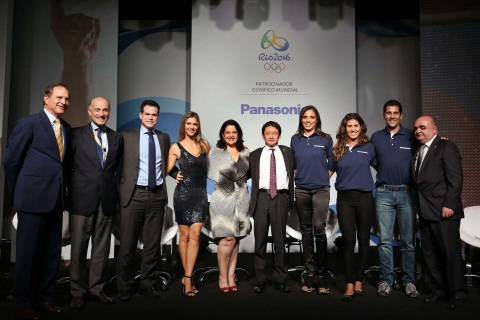 沙灘排球選手雙人組合 Juliana Silva（照片：右起第四位）和Maria Elisa Antonelli（右起第三位）、擔任PANABRAS的2016年里約奧運活動大使的排球明星Maurício Lima（右起第二位）、PANABRAS總裁Michikazu Matsushita（右起第五位）以及出席媒體活動的代表。（照片：美國商業資訊）