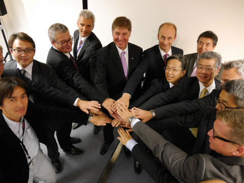Steger博士（左起第五位）與新成立的公司的主要經理人。這些經理人分別來自Panasonic Electric Works、Panasonic Automotive Sales Europe和Manufacturing Czech、Panasonic Industrial Devices和Sanyo Components Europe（照片：美國商業資訊）。 