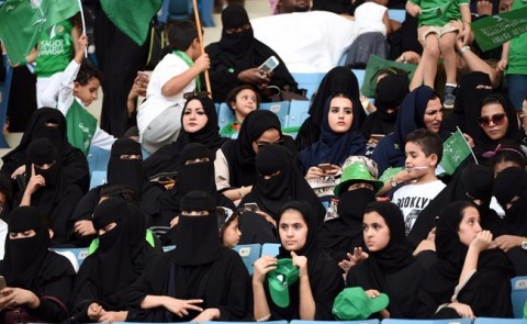 为体现《愿景2030》关于建设充满活力和包容性的沙特社会的承诺，此次国庆允许女性参与所有活动，法赫德国王国际体育场也首次向所有人打开大门。大批观众到场观赏了音乐会及《民族史诗》轻歌剧，后者以艺术形式展现了沙特历史。沙特阿拉伯王国全国上下通过一系列盛大的文体活动欢庆87周年国庆日。（照片：SETOSWire）