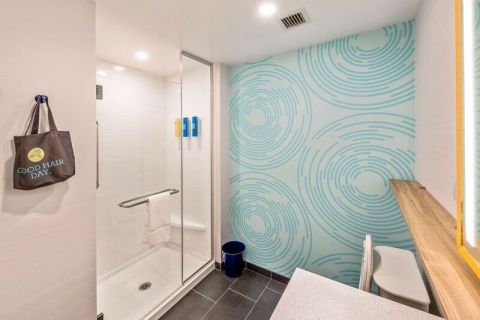 寬敞的全淋浴浴室擁有充足的照明和頂級的衛浴設施。（照片：美國商業資訊）

