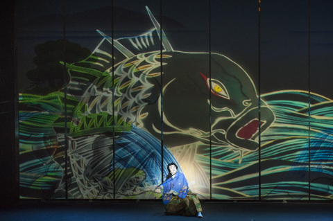 歌舞伎演員市川染五郎(Somegoro Ichikawa)在“Koi-Tsukami”（鬥鯉魚）的特別舞臺上（照片：美國商業資訊）  
