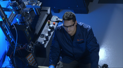 作為材料特性實驗室的服務之一，Sintavia使用當今最先進的設備，提供全面的機械檢測能力。典型的機械檢測屬性包括彈性、拉伸強度、延伸率、硬度、斷裂韌性、抗衝擊性、潛變、應力斷裂和疲勞極限實證。（照片：美國商業資訊）

