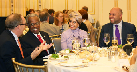 Ameera Binkaram和Majed Al Sewidi以及George Alleyne爵士（照片：美國商業資訊） 