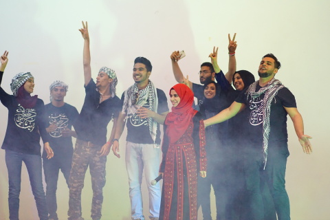 哈伊馬角美洲大學巴勒斯坦學生在臺上表演（照片：ME NewsWire）