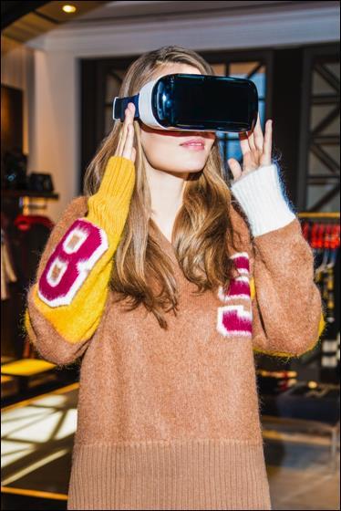Tommy Hilfiger第五大道旗艦店內，模特兒頭戴虛擬實境眼鏡（照片：美國商業資訊）