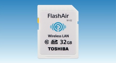 東芝推出32GB FlashAir(TM)，一款擁有嵌入式無線區域網路通訊功能的SDHC記憶卡（照片：美國商業資訊） 