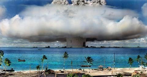 1946年，一枚核子武器在馬紹爾群島共和國的比基尼環礁引爆。（圖片已轉換為彩色。）照片來源：美國政府透過國際廢除核武運動刊登於Flickr（公眾領域）。
