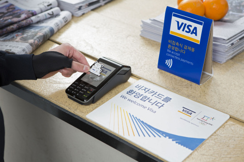 奧運會和殘奧會獨家支付技術合作夥伴Visa今天推出三款商用穿戴式支付裝置：支援NFC支付的手套、紀念貼紙和奧運別針。圖為：支援Visa支付的紀念版奧運別針。（照片：美國商業資訊）