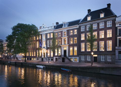華爾道夫酒店及度假村宣佈阿姆斯特丹華爾道夫酒店開業。這間座落於運河畔的豪華酒店由六座建於17世紀和18世紀的典雅連棟洋房組成，共有93間客房（照片：美國商業資訊）

