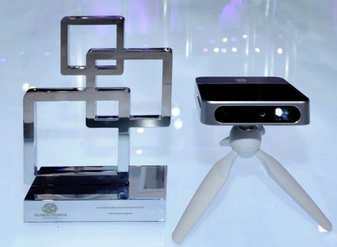 中興通訊的智慧型投影機在2015年世界行動通訊大會上榮獲「最佳行動型消費電子裝置」獎（照片：美國商業資訊） 