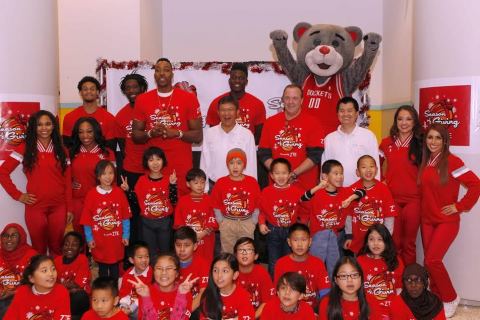 中興通訊志工和NBA超級球星在分享季慈善活動上的合影（照片：美國商業資訊）