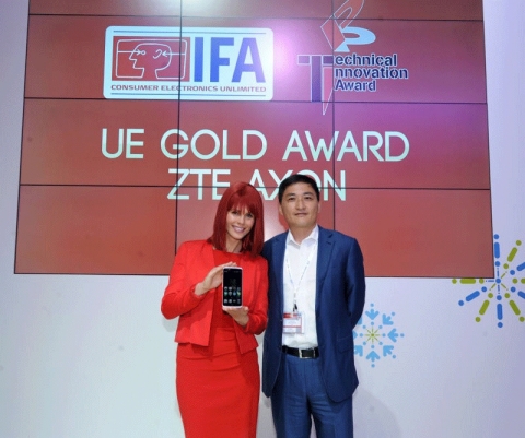 中興通訊終端事業部歐洲、非洲和中東及拉丁美洲首席執行官闞玉倫（右）在IFA 2015上接受IFA小姐（左）頒發的「用戶體驗金牌獎」（照片：美國商業資訊）