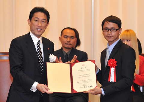 Mr. Fumio Kishida, Minister for Foreign Affairs of Japan, awarded the Gold Award to Kosin Jeenseekong from Kingdom of Thailand, at the 6th International MANGA Award. (Photo: Business Wire)