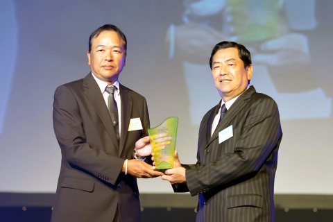 頒獎儀式的情景 (右：Toyota Motor Thailand Co., Ltd. President　Kyoichi Tanada, 左：FUJITSU TEN THAILAND President Hiroyuki Fujiwara) (照片：美國商業資訊) 