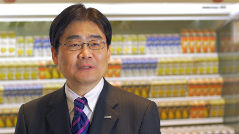 松下电器公司总裁Tetsuro Homma阐释松下的综合解决方案，例如二氧化碳制冷剂系统、实时监控和一体化解决方案。（照片：美国商业资讯）