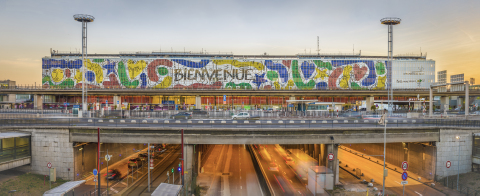 “由JC de Castelbajac创作的巴黎奥利机场巨型壁画”（巴黎机场 – Alain Leduc）