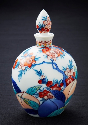 我们还将展出由传承锅岛窑工艺（自封建时代起这种工艺已用于为日本贵族制作了无数瓷器）的传统工匠Shinji Hataishi制作的伊万里陶瓷香水瓶，供宾客欣赏。（照片：美国商业资讯）