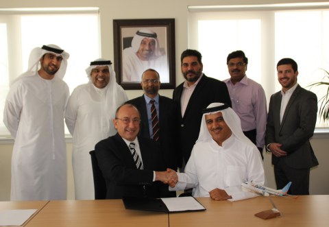 Ron Peri、Ghaith Al Ghaith以及迪拜航空公司和Radixx的团队在迪拜签署会上。（照片：美国商业资讯） 