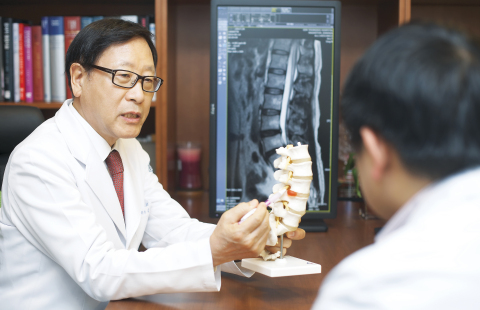 Young Soo Kim, (the Honorary President of Asia Pacific Spinal Neurosurgery Society (APSNS), the Executive Director of World Spine Society currently) (Photo: KIM YOUNGSOO Spine&Joint Hospital)
