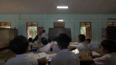 向缅甸良乌的Auq-Nyit小学捐赠“爱乐普太阳能电板”（照片：美国商业资讯） 
