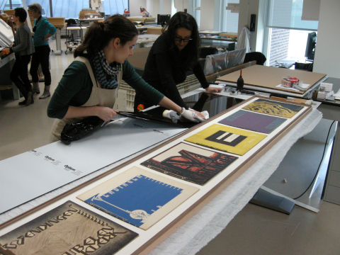 紙質文物管理員Dionysia Christoforou和Leila Sauvage正利用Optium來裝裱藝術品。（照片：阿姆斯特丹國家博物館） 