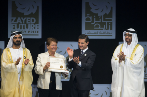 阿联酋副总统兼总理和迪拜酋长Sheikh Mohammed bin Rashid Al Maktoum殿下（左），阿布扎比王储和阿联酋武装部队副司令Sheikh Mohammed Bin Zayed Al Nahyan殿下（右）和墨西哥总统Enrique Pena Nieto阁下（右2），在阿布扎比国家展览中心(ADNEC)举行的作为阿布扎比可持续发展周一部分的2016年全球未来能源峰会开幕式上，向挪威前总理、现任联合国特使和The Elders副主席Gro Harlem Brundtland博士（左2）授予扎耶德未来能源奖终身成就奖。(Philip Cheung /阿布扎比王储法院)（照片：ME Newswire）