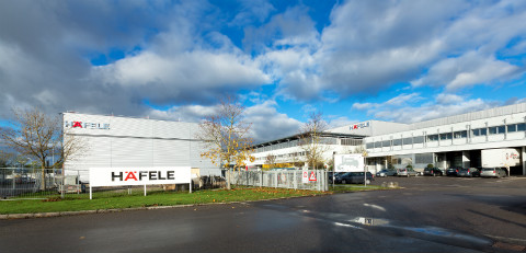 纳戈尔德工业区沃尔夫斯堡配送中心新建的大型仓库：海福乐将获得足够大的容量，从容应对家具行业对推拉门解决方案不断增长的需求。