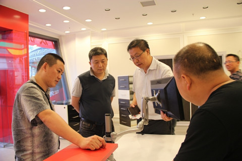 成都分公司总经理孔振东(左三）向到访嘉宾演示解说产品