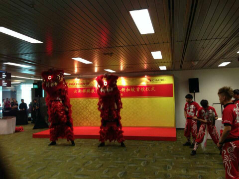 新加坡樟宜机场集团举行舞狮表演欢庆祥鹏航空首条国际航线抵达