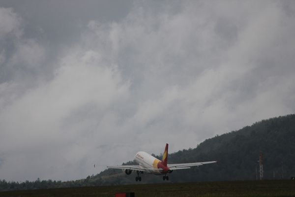 祥鹏航空空客A319飞机成功从腾冲机场飞出