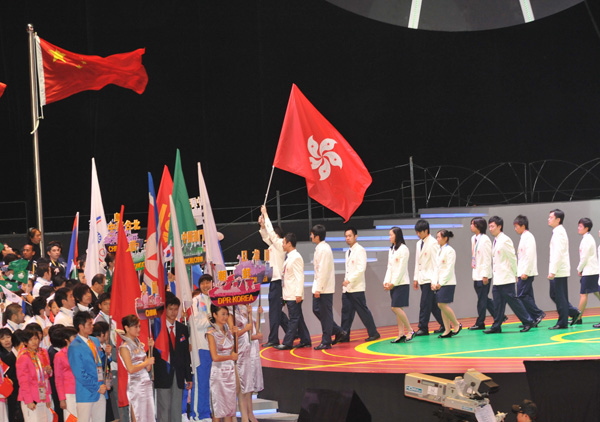 Die Athleten aus den teilnehmenden Ländern und Regionen halten Einzug