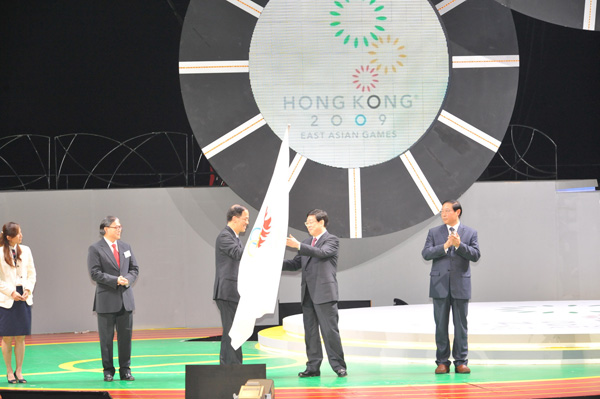 東アジア競技大会の大会旗を天津市へ引継ぎ