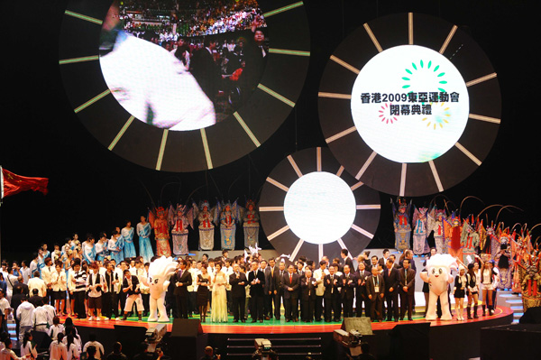 Coro cantando o hino lema dos East Asian Games 2009 em Hong Kong: "You are the Legend" (O legendário é você)