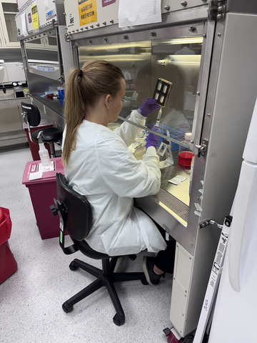 来自加州大学尔湾分校DELTAi实验室的Rachel Nordberg博士正在为BioServe设备飞向太空轨道做准备。

