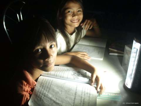 用作孤儿院学习室用灯 (C)School Aid Japan （照片：美国商业资讯）