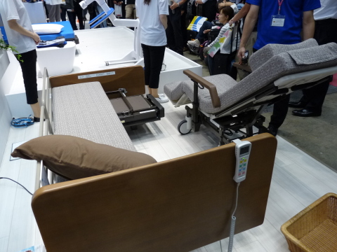 電動護理床“Resyone”的一部分可轉換成電動椅。全世界首個獲得服務型機器人ISO13482全球安全標準的產品。（照片：美國商業資訊）