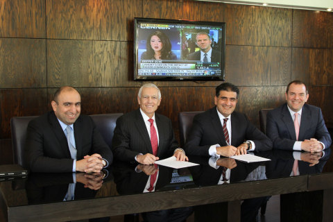 Rashad Jahani, General Wesley Clark, retired US Army officer, Advisor to Avenue Ventures, and former US Presidential candidate and NATO Supreme Allied Commander, Esam Janahi and Robert W. Sweeney, Senior Executive Vice President of Avenue Ventures, signing the partnership agreement. (Photo: Business Wire) 
