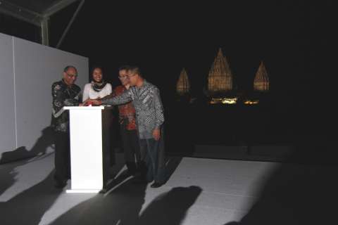 由印尼政府、UNESCO雅加達辦事處、PT. Taman和松下四方代表舉行的點燈儀式（照片：美國商業資訊）