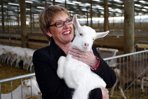新西兰食品安全部长Jo Goodhew在新益美集团和Oete农场合作开幕式上抱起一只羊宝宝。（照片：美国商业资讯）
