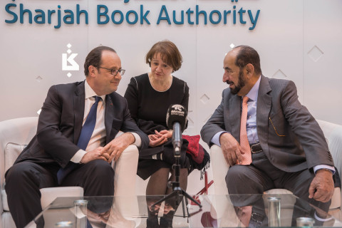 左起：法國總統歐蘭德和阿聯最高委員會委員、沙迦酋長Sultan bin Muhammad Al Qasimi博士殿下在2017年巴黎書展上（照片：美國商業資訊） 