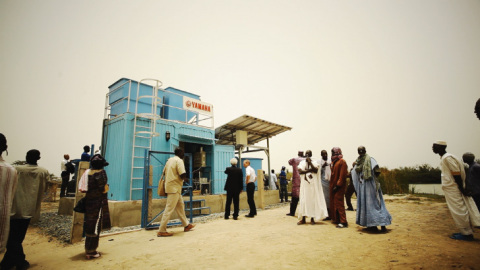 安装雅马哈清洁水供应系统（2012年，塞内加尔）（照片：美国商业资讯） 