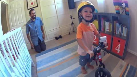 Tele和他的红色滑步车的百日挑战（照片：美国商业资讯） 