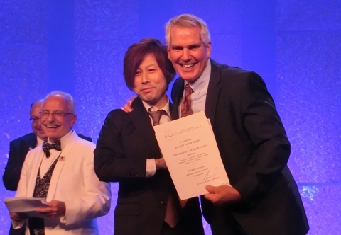 Award winner, Tomonobu Ezure at IFSCC Congress (center) (Photo: Business Wire) 