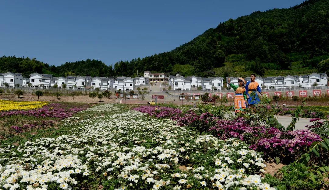 贫困群众住进新房