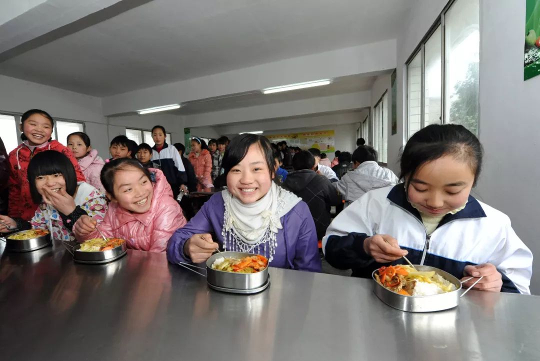 农村中小学生享用免费营养午餐