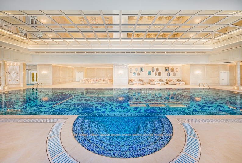 “澳门上葡京”设有融合巴洛克式设计及澳门特色的室内恒温泳池，优雅而舒适。