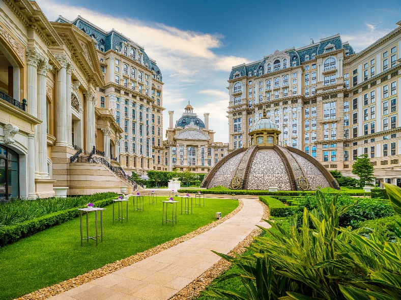 绿茵胜境”花园位于三座瑰丽典雅的酒店大楼之间，富丽堂皇的景色使每场户外活动大放异彩。
