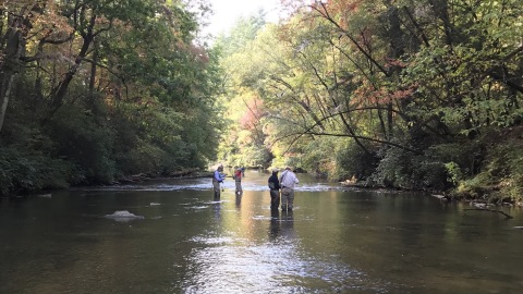 去年，美國前總統吉米•卡特與比賽獲勝者飛往喬治亞山釣魚旅行（照片：美國商業資訊）