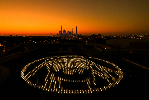 為了慶祝Zayed年，由學生們組裝的太陽能燈組成其肖像，以紀念Sheikh Zayed殿下。（照片：AETOSWire）